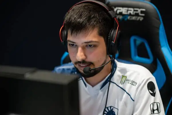 w33 повертається в Nigma Galaxy